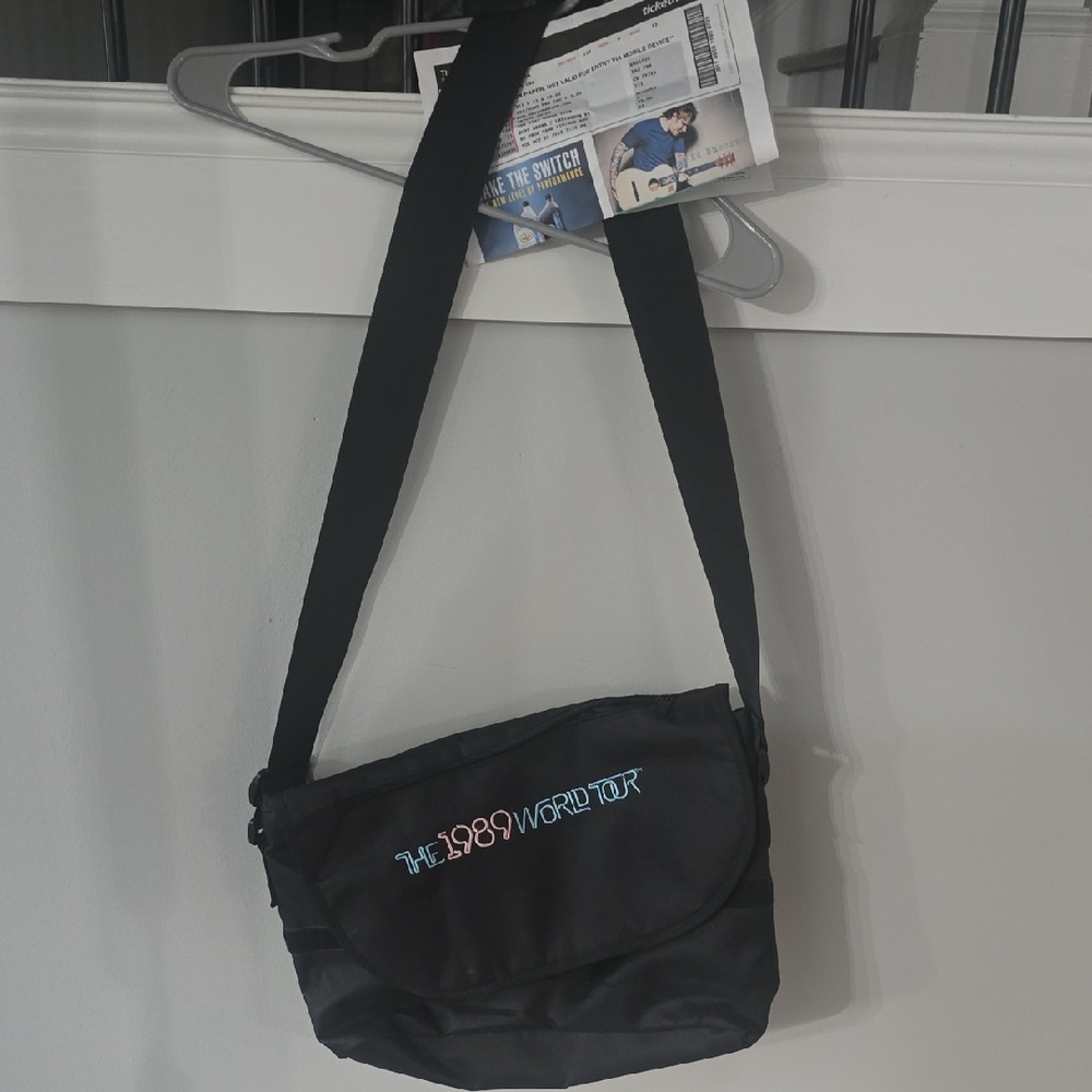 Black 1989 World Tour Men’s Bag